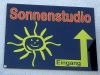 Hinweisschild in Mnchen vom Sonnenstudio